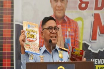 Kemenkumham Sulbar serahkan sertifikat pusat perbelanjaan berbasis KI bagi swalayan