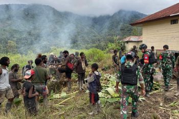 Syukuran HUT ke-78 RI Satgas Yonif R 631/Atg bakar baru di Jila