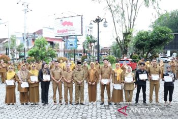 DPRD Sumbar beri penghargaan staf pendampingan terbaik sosperda