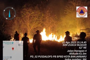 Tim gabungan Banjarbaru atasi karhutla dekat pemukiman warga
