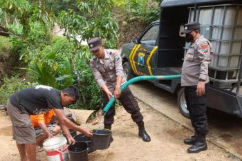 Polisi di daerah ini modifikasi mobil patroli untuk suplai air bersih