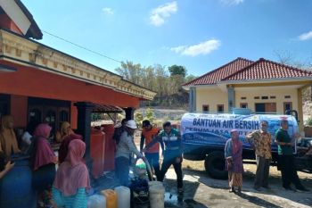 Perum Jasa Tirta I salurkan air bersih untuk warga  Jateng