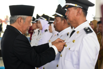 Lantik Kades terpilih di desa agar disaksikan warga yang Memilih