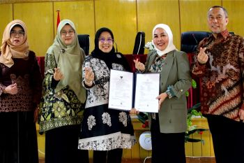 Indrayani terima SK Guru Besar bidang Ilmu Manajemen SDM