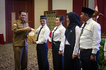 Gubernur Ansar serahkan 703 SK PPPK  tenaga guru