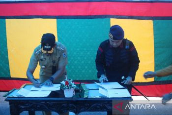 Pemkot Kendari serahkan generator 80 KVA kepada Brimob Polda Sultra