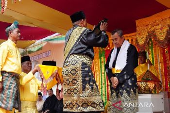 Saleh Djasit sebut Gubri Syamsuar patut mendapat gelar Datuk Seri Alamsyah