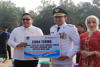 PTBA serahkan truk pengangkut dan mesin pemusnah sampah untuk Muara Enim
