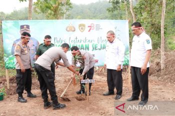 Polres Sawahlunto tanam seribu bibit pohonbuah