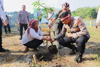 Polresta Sleman melakukan gerakan penanaman pohon