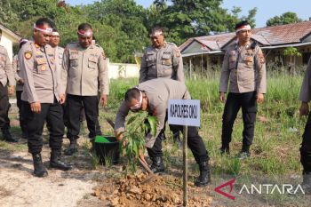 Polres OKU Sumsel tanam ratusan bibit pohon  penghijauan