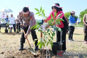 Polda Sulsel bersama jajaran tanam sebanyak 41.086 bibit pohon serentak