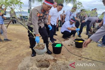 Polres Baubau lakukan penghijauan dengan menanam 1.000 pohon