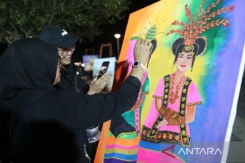 F8 Makassar menghadirkan pameran lukisan-latihan melukis untuk pengunjung