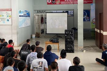 Lapas Kelas IIB Luwuk Sulteng hibur warga binaan dengan menonton film