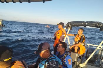 Basarnas cari tiga pelaut yang mengalami mati mesin di Periran Malaoge