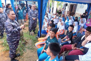 Panglima Koarmada I ingatkan pentingnya sikat gigi kepada siswa SD