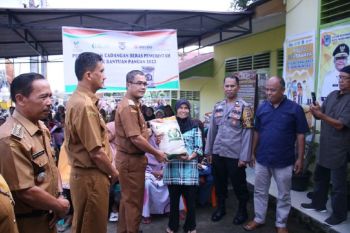 Lawan Inflasi, Pj Wako payakumbuh serahkan cadangan beras di Kelurahan Sapaku