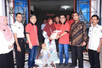 Pj Wako Payakumbuh bersama HBT salurkan Bansos untuk keluarga kurang mampu