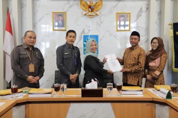 Pemkab Sleman menyerahkan penghargaan kepada lima kelurahan DBKS