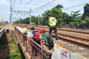 Seorang pria tewas tersambar kereta