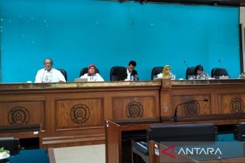 UNS tambah lima guru besar