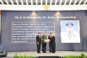 Bupati Konawe Utara terima penghargaan "World Peace Award"