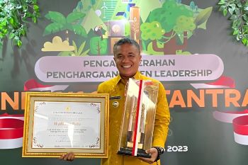 Wako Palu terima penghargaan "Green Leadership" dari KLHK RI