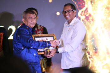 Bupati Parigi Moutong terima Golden Award dari PWI