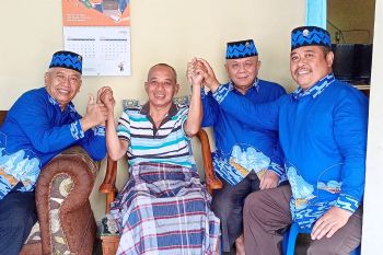 Purnawirawan TNI ini terharu dapat bantuan kursi roda