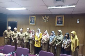 Puluhan guru penerima beasiswa mengadu ke DPRD