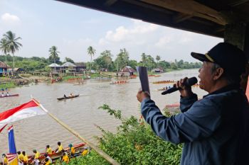 Serunya Lomba Kebut Perahu Berhadiah Sapi dan Kerbau di Sungai Babatan
