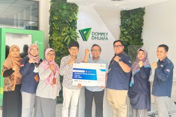 Dompet Dhuafa Sosial Enterprise salurkan mobil ambulans bagi LKC Jawa Barat