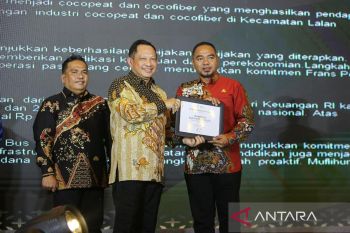 Penjabat Bupati Jayapura terima penghargaan kategori kepala daerah inovatif