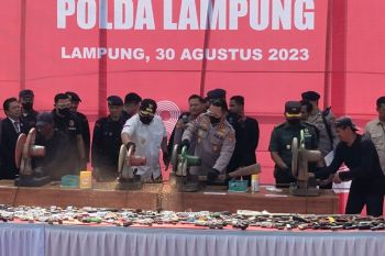 Polda Lampung memusnahkan barang bukti sebanyak 566 pucuk senjata api rakitan