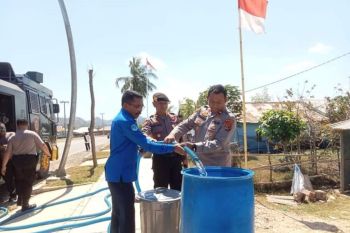 Polres Manggarai Barat bantu air bersih ke warga terdampak kekeringan