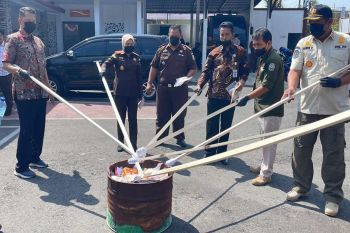 Kejari Temanggung musnahkan sitaan  barang bukti
