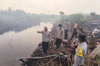 Polresta Palangka Raya bantu padamkan karhutla di Petuk Katimpun