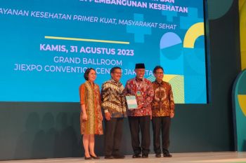 Gubernur Mahyeldi terima Kepmenkes saat launching ILP