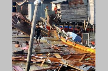 Polisi selidiki insiden tongkang kayu log hantam rumah warga di Katingan
