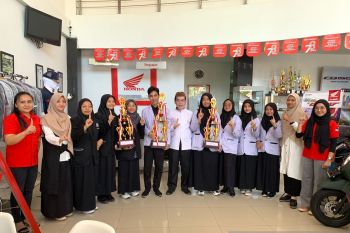 Honda DAW Utus Fajar dan Salwa sebagai Siswa Berprestasi ke Tingkat Nasional AHM Best Student 2023