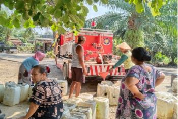 Damkarmat Lampung Selatan salurkan air bersih ke warga terdampak kemarau