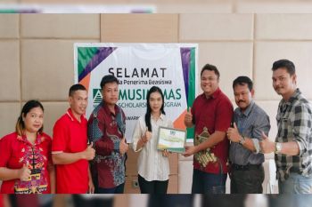 PT Sukajadi Sawit Mekar berikan beasiswa untuk mahasiswi asal desa sekitar perusahaan