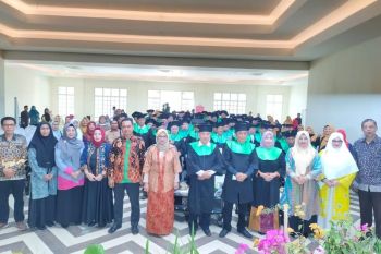 Sebanyak 78 siswa sekolah lansia di Lombok Tengah diwisuda