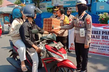 Polisi di OKU Sumsel bagikan bunga kepada pengendara