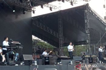 Konser Hindia di Synchronize Fest hebohkan panggung