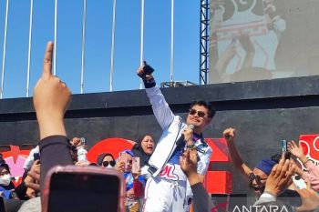 Mentan memotivasi peserta jalan sehat di Tani On Stage Makassar