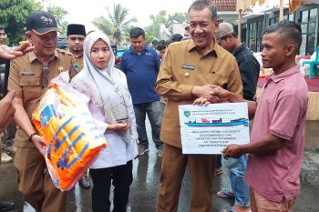 Bupati serahkan bantuan kepada 12 KUB Nelayan Pesisir Selatan