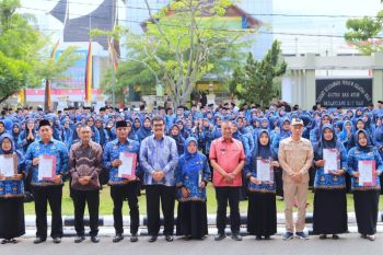 Fokus meningkatkan Kualitas Pendidikan, Bupati Pesisir Selatan bagikan SK PPPK Guru
