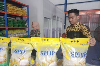 Bulog Makassar siapkan 20 ton beras operasi pasar per hari